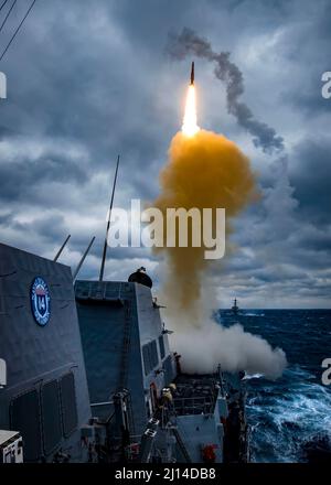 Atlantischer Ozean, Vereinigte Staaten. 26. Februar 2022. Der US Navy Arleigh-burke Klasse Lenkraketen-Zerstörer USS Delbert D. Black startet eine Standard-Rakete 2 während einer Surface Warfare Advanced Tactical Training Live-Fire Übung, 26. Februar 2022 im Atlantischen Ozean. Kredit: MC3 Bryan Valek/Planetpix/Alamy Live Nachrichten Stockfoto