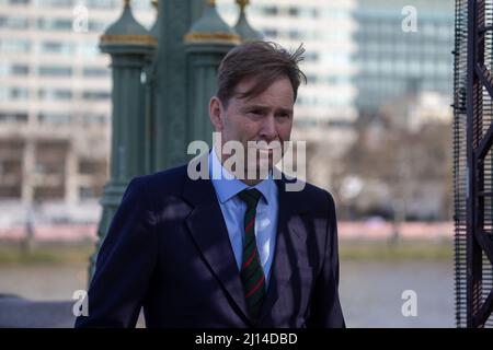 London, England, Großbritannien. 22. März 2022. Tobias ELLWOOD, Vorsitzender des Verteidigungsausschusses des Unterhauses, wird nach der Zeremonie zum 5.. Jahrestag des Terroranschlags auf die Westminster Bridge gesehen. Elwood, ein ehemaliger Soldat, war am Tatort und hatte versucht, dem Polizisten zu helfen, der während der Bewachung des britischen parlaments erstochen wurde. (Bild: © Tayfun Salci/ZUMA Press Wire) Bild: ZUMA Press, Inc./Alamy Live News Stockfoto