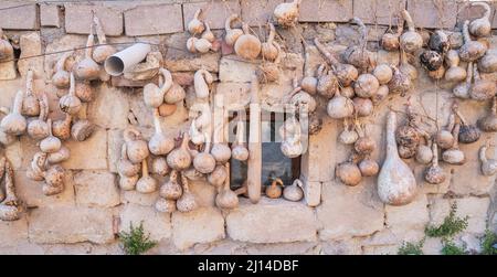 Alte Keramikbecher und Töpfe in der antiken Stadt goreme in kappadokien Stockfoto