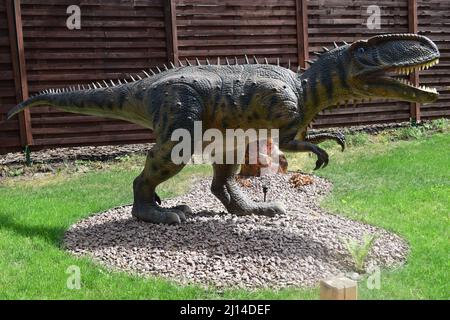 DINO PARK, KHARKOV - 8. AUGUST 2021: Park Museum mit historischen Skulpturen von Dinosauriern im Freien. Die prähistorischen Tiere lebten jemals auf der Erde Stockfoto