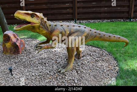 DINO PARK, KHARKOV - 8. AUGUST 2021: Park Museum mit historischen Skulpturen von Dinosauriern im Freien. Die prähistorischen Tiere lebten jemals auf der Erde Stockfoto