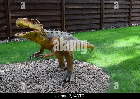 DINO PARK, KHARKOV - 8. AUGUST 2021: Park Museum mit historischen Skulpturen von Dinosauriern im Freien. Die prähistorischen Tiere lebten jemals auf der Erde Stockfoto