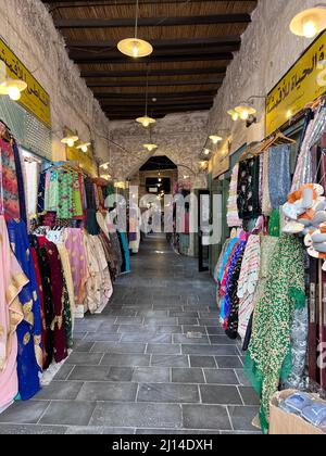 Souq Waqif ist ein Souk in Doha, im Bundesstaat Katar. Der Souk ist bekannt für den Verkauf von traditionellen Kleidungsstücken, Gewürzen, Kunsthandwerk und Souvenirs Stockfoto