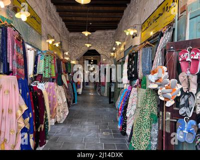 Souq Waqif ist ein Souk in Doha, im Bundesstaat Katar. Der Souk ist bekannt für den Verkauf von traditionellen Kleidungsstücken, Gewürzen, Kunsthandwerk und Souvenirs Stockfoto