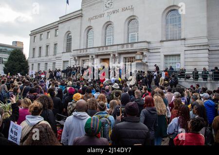 20.. März 2022 London UK Suppliers of Child Q gesehen vor dem Rathaus von Hackney während der Kundgebung. Die Demonstranten hören den Rednern im Norden Londons zu Stockfoto