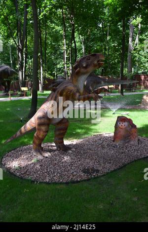 DINO PARK, KHARKOV - 8. AUGUST 2021: Dinosaurier-Statue im Waldpark in der Natur als Hintergrund. Wuerlosaurus - frühes Jura/ 155-150 Millionen Jahre Stockfoto