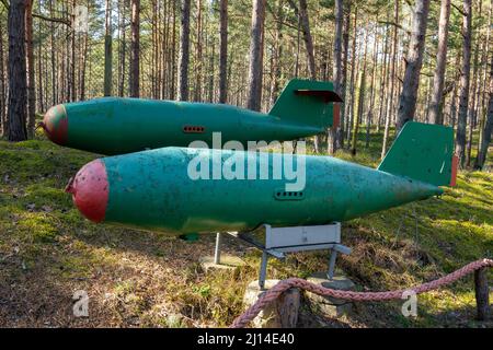 Hel, Polen - 20. März 2022: Torpedos im Freilichtmuseum des Küstenverteidigungsmuseums in Hel Stockfoto