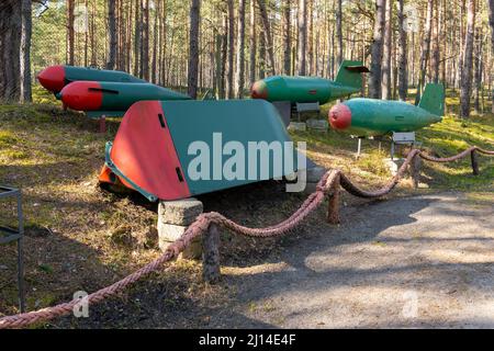 Hel, Polen - 20. März 2022: Torpedos im Freilichtmuseum des Küstenverteidigungsmuseums in Hel Stockfoto