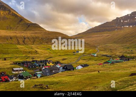 Das kleine Dorf Gjogv liegt am Hang des Berges auf der Insel Eysturoy. Schöne Bucht mit Strand.Färöer Inseln. Stockfoto