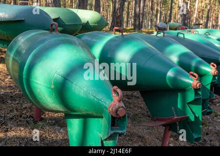 Hel, Polen - 20. März 2022: Torpedos im Freilichtmuseum des Küstenverteidigungsmuseums in Hel Stockfoto