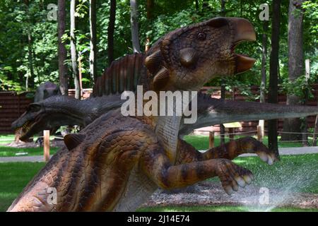 DINO PARK, KHARKOV - 8. AUGUST 2021: Dinosaurier-Statue im Waldpark in der Natur als Hintergrund. Wuerlosaurus - frühes Jura/ 155-150 Millionen Jahre Stockfoto
