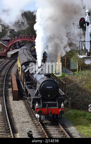 44871 - Black Five Steam Train - British Locomotive - NYMR - Goathland Station - Heritage Railway - North Yorkshire - UK Stockfoto