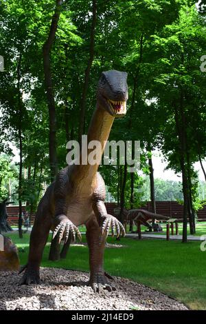 DINO PARK, KHARKOV - 8. AUGUST 2021: Tagesansicht der wunderschönen Dinosaurier-Skulptur im Park. Die prähistorischen Tiere lebten jemals auf der Erde Millionen Stockfoto