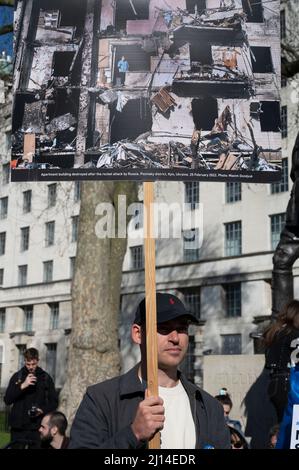 Am 19. 2022. März, dem 24. Tag des Krieges in der Ukraine, demonstrieren Demonstranten gegenüber der Downing Street, London, um sich Putins Krieg gegen die Ukraine zu widersetzen Stockfoto