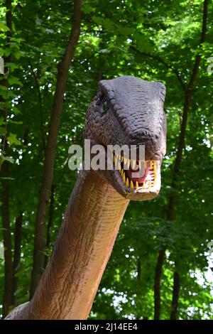 DINO PARK, KHARKOV - 8. AUGUST 2021: Tagesansicht der wunderschönen Dinosaurier-Skulptur im Park. Die prähistorischen Tiere lebten jemals auf der Erde Millionen Stockfoto