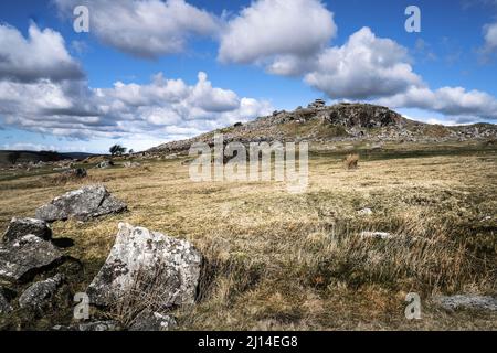 Die Cheesewring ein Felsen Stapel von Gletscheraktionen auf dem zerklüfteten Stowes Hill auf Bodmin Moor in Cornwall links. Stockfoto