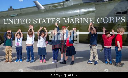 Quantico, Usa. 16. März 2022. Vorschulkinder der St. Stephens und St. Agnes School Pre-K Klasse heben ihre Hände vor einem Hubschrauber während eines Besuchs der Marine Corps Air Facility Quantico, 16. März 2022 in Quantico, Virginia. Kredit: LCpl. Kayla Lamar/USA Marines/Alamy Live News Stockfoto