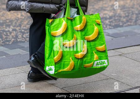 ASDA grüne Banane 100% recycelter Kunststoff wiederverwendbarer Supermarkt Taschen für Leben, Preston, Lancashire, Großbritannien Stockfoto