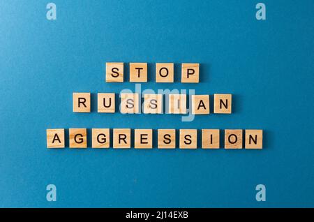 Stoppen sie russischen Aggression Hintergrund. Satz aus Holzbuchstaben. Wörter aus der Draufsicht. Die Sätze sind in Holzbuchstaben ausgelegt. Motivation. Stockfoto