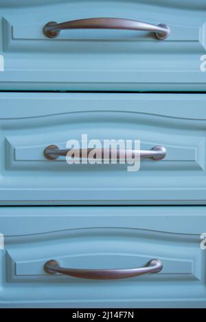 Ein Metallregal in einer blauen Küche Stockfoto
