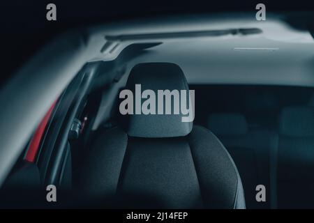 Nahaufnahme eines Autositzes aus einem weichen, bequemen Material. Stockfoto