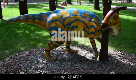 DINO PARK, KHARKOV - 8. AUGUST 2021: Tagesansicht der wunderschönen Dinosaurier-Skulptur im Park. Große Statue von bunt bemalten Parasaurolophus Dino Stockfoto