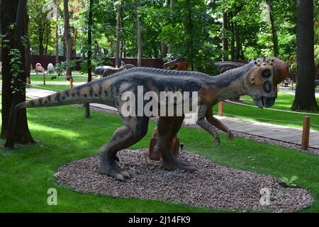 DINO PARK, KHARKOV - 8. AUGUST 2021: Tagesansicht der wunderschönen Dinosaurier-Skulptur im Park. Die prähistorischen Tiere lebten jemals auf der Erde Millionen Stockfoto