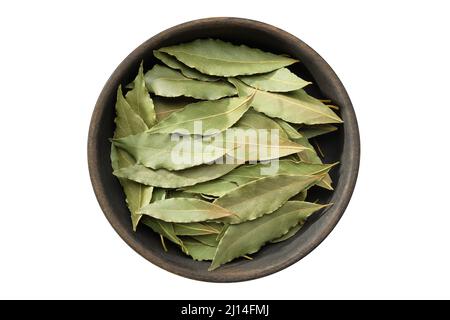 Holzschale aus getrockneten Lorbeerblättern, isoliert auf Weiß. Grüne Lorbeerblätter. Stockfoto