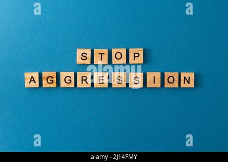 Stoppen Sie Aggression Hintergrund. Satz aus Holzbuchstaben. Wörter aus der Draufsicht. Die Sätze sind in Holzbuchstaben ausgelegt. Motivation. Stockfoto