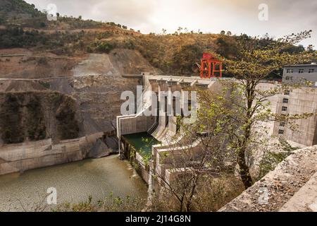 Die Landschaft des Wasserkraftwerks Ban Chat, des Staudamms, des Überlaufes, des Kraftwerks und des Stausees wird gerade gebaut. Vietnam. Stockfoto