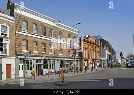 Geschäfte und Cafés am Fulham Broadway und an der Fulham Road, einem wohlhabenden Viertel im Westen Londons, Großbritannien Stockfoto