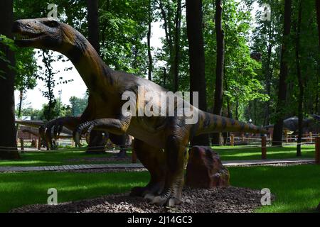 DINO PARK, KHARKOV - 8. AUGUST 2021: Tagesansicht des Dinosaur Parks. Dinosaurier-Modell Plateosaurus Display im Park. Die prähistorischen Tiere lebten immer weiter Stockfoto