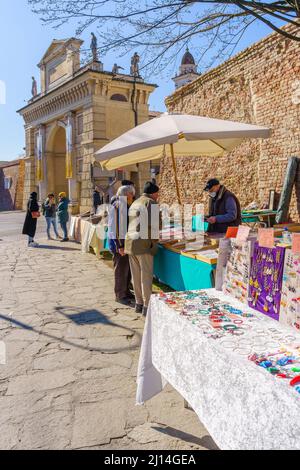 Crema, Italien - 27. Februar 2022: Sonntagsmarkt mit Verkäufern und Einkäufern in Crema, Lombardei, Norditalien Stockfoto