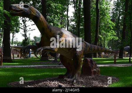 DINO PARK, KHARKOV - 8. AUGUST 2021: Tagesansicht des Dinosaur Parks. Dinosaurier-Modell Plateosaurus Display im Park. Die prähistorischen Tiere lebten immer weiter Stockfoto