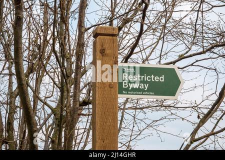 Eingeschränktes Byway-Zeichen, das nach rechts zeigt, bedruckte, pfeilende Tafel, die in einem Holzpfosten montiert ist Stockfoto