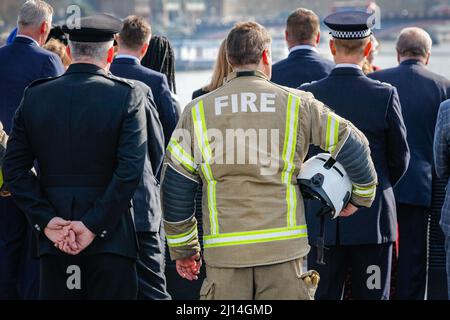 London, Großbritannien. 22. März 2022. Mitglieder der Polizei, der Feuerwehr und der Rettungsdienste bei der Veranstaltung. An der Westminster Bridge wird mit einer Schweigeminute, einem kurzen Gottesdienst und Reden eine Gedenktafel an diejenigen enthüllt, die am 22.. März 2017 bei den Terroranschlägen auf der Westminster Bridge und dem New Palace Yard ihr Leben verloren haben. An der Veranstaltung nehmen Familien und Freunde der Opfer sowie Priti Patel, Sadiq Khan, Polizei- und Rettungsdienste sowie Parlamentsabgeordnete Teil. Kredit: Imageplotter/Alamy Live Nachrichten Stockfoto