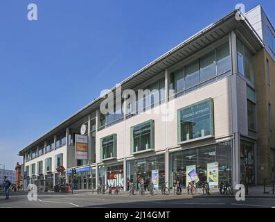 Geschäfte und Cafés am Fulham Broadway und an der Fulham Road, einem wohlhabenden Viertel im Westen Londons, Großbritannien Stockfoto