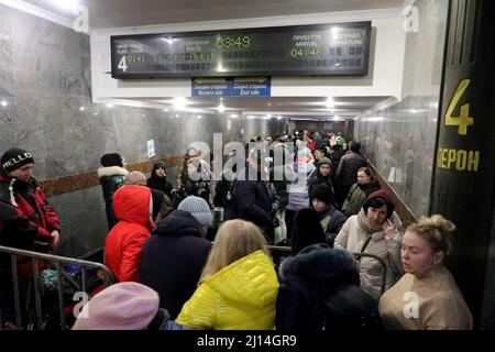 Non Exclusive: LVIV, UKRAINE - 20. MÄRZ 2022 - Flüchtlinge stehen in der Schlange für den Evakuierungszug von Lviv nach Polen, Lviv, Westukraine Stockfoto