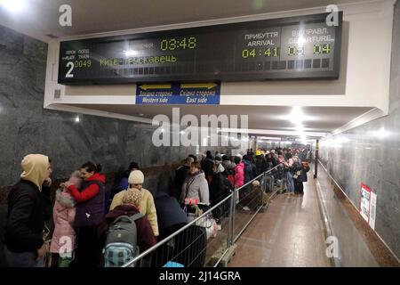 Non Exclusive: LVIV, UKRAINE - 20. MÄRZ 2022 - Flüchtlinge stehen in der Schlange für den Evakuierungszug von Lviv nach Polen, Lviv, Westukraine Stockfoto