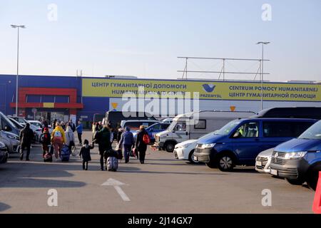 Nicht exklusiv: PRZEMYSL, POLEN - 20. MÄRZ 2022 - Flüchtlinge aus der Ukraine gehen zum Zentrum für humanitäre Hilfe in Przemysl, Polen Stockfoto