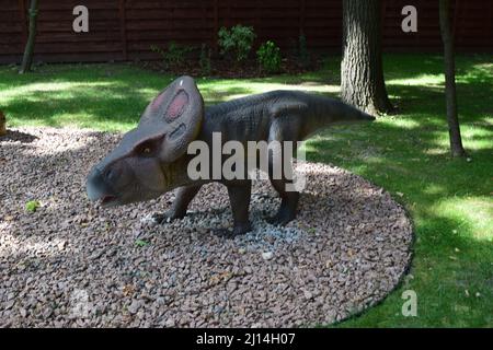 DINO PARK, KHARKOV - 8. AUGUST 2021: Tagesansicht der wunderschönen Dinosaurier-Skulptur im Park. Große Statue von protoceratops im Wald. Th Stockfoto