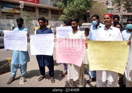 Die Bewohner von Kotri veranstalten am Dienstag, dem 22. März 2022, im Hyderabad-Presseclub eine Protestdemonstration gegen die hohe Händigkeit von Landraubern. Stockfoto