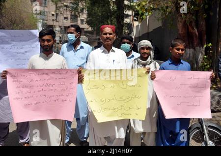 Die Bewohner von Kotri veranstalten am Dienstag, dem 22. März 2022, im Hyderabad-Presseclub eine Protestdemonstration gegen die hohe Händigkeit von Landraubern. Stockfoto