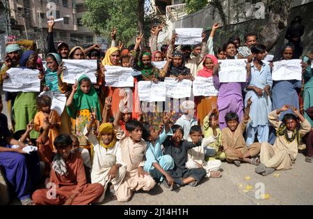 Die Bewohner von Tanto Qaiser veranstalten am Dienstag, dem 22. März 2022, im Hyderabad-Presseclub eine Protestdemonstration gegen die Hochhändigkeit einflussreicher Menschen. Stockfoto