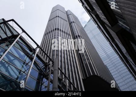 Tower 42, auch bekannt als der Nat West Tower, eines der höchsten Gebäude in der City of London am 3.. März 2022 in London, Großbritannien. Die City of London ist eine Stadt, ein zeremonieller Bezirk und ein kommunales Regierungsviertel, das das Hauptgeschäftsviertel CBD von London enthält. Die City of London wird allgemein einfach als die City bezeichnet, die umgangssprachlich auch als Square Mile bekannt ist. Stockfoto