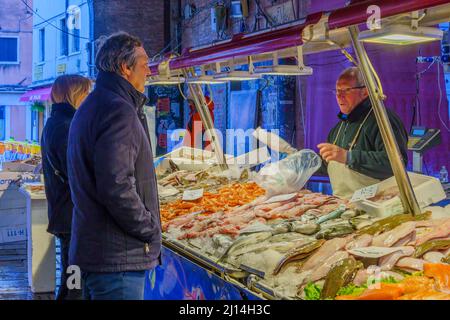 Venedig, Italien - 02. März 2022: Szene des Rialto-Marktes, mit Meeresfrüchten, Verkäufern und Einkäufern, in Venedig, Venetien, Norditalien Stockfoto