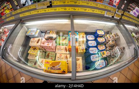 Fossano, Italien - 12. März 2022: Kühltheke mit Packungen Eis zum Verkauf in IM Supermarkt Discounter, PAM Group. Fischaugenblick Stockfoto
