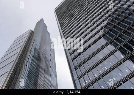 Neue Architektur in der City of London mit der Moderne von 100 Bishopsgate und Heron Tower am 3.. März 2022 in London, Großbritannien. Die City of London ist eine Stadt, ein zeremonieller Bezirk und ein kommunales Regierungsviertel, das das Hauptgeschäftsviertel CBD von London enthält. Die City of London wird allgemein einfach als die City bezeichnet, die umgangssprachlich auch als Square Mile bekannt ist. Stockfoto