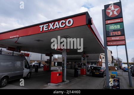 Druck wird an den Benzinpumpen dieser Texaco-Garage spürbar, da der Preis pro Liter Tag für Tag aufgrund der anhaltenden Ölpreissteigerungen am 8.. März 2022 in Birmingham, Großbritannien, steigt. Da die Vereinigten Staaten einen Boykott der russischen Energie als Reaktion auf die russische Invasion in der Ukraine in Erwägung ziehen, ist der Ölpreis gestiegen und schwankt bei etwa $140 Dollar pro Barrel. Dieser Anstieg ist an den Pumpen zu spüren, da die durchschnittlichen Benzinpreise um etwa 5p pro Tag steigen und auf £1,75 pro Liter ansteigen werden, was die Lebenshaltungskosten in der Krise noch schwieriger macht Stockfoto