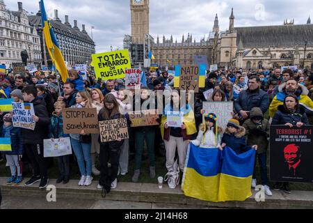 Die ukrainische Gemeinschaft versammelt sich auf dem Parliament Square, um gegen die russische Invasion in der Ukraine zu protestieren und die Welt aufzufordern, sie zu unterstützen, unter anderem durch die Einführung schwerer Sanktionen und durch Waffenhilfe am 6.. März 2022 in London, Großbritannien. Stockfoto